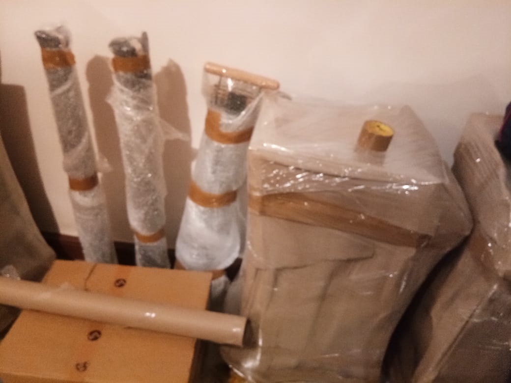  Wrapped crockery and glassware